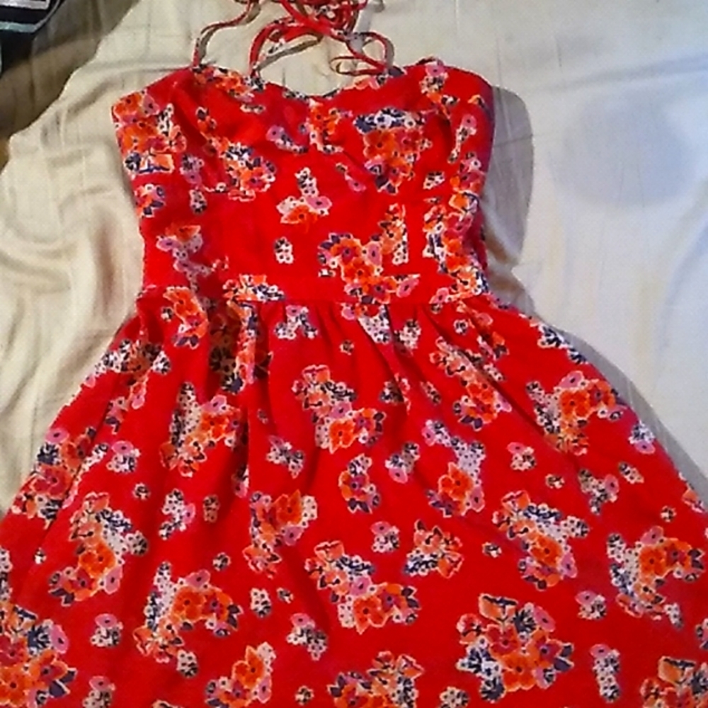 American Eagle sundress in a vibrant red with flower pattern. Size 6